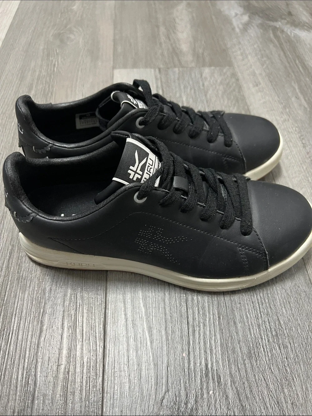 KURU Roam woman’s sneakers in black leather / size 8